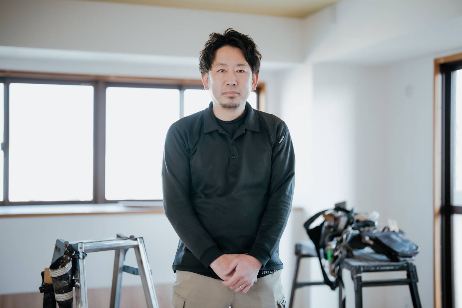 フローリングの唐阨tけ作業を行うスタッフ